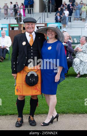 Ascot, Berkshire, Regno Unito. 10 maggio 2024. Il proprietario del cavallo Kylie di Lochalsh, il signor Bev Hendry, indossa un kilt nei colori delle corse all'ippodromo di Ascot, presso il Peroni nastro Azzurro 0,0% venerdì. Crediti: Maureen McLean/Alamy Live News Foto Stock