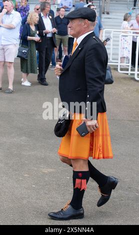 Ascot, Berkshire, Regno Unito. 10 maggio 2024. Il proprietario del cavallo Kylie di Lochalsh, il signor Bev Hendry, indossa un kilt nei colori delle corse all'ippodromo di Ascot, presso il Peroni nastro Azzurro 0,0% venerdì. Crediti: Maureen McLean/Alamy Live News Foto Stock