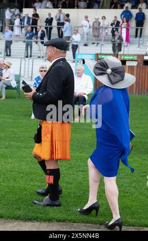 Ascot, Berkshire, Regno Unito. 10 maggio 2024. Il proprietario del cavallo Kylie di Lochalsh, il signor Bev Hendry, indossa un kilt nei colori delle corse all'ippodromo di Ascot, presso il Peroni nastro Azzurro 0,0% venerdì. Crediti: Maureen McLean/Alamy Live News Foto Stock