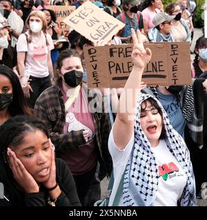 26 aprile 2024, Atlanta, Georgia, Stati Uniti: Una giovane donna sembra essere in totale sgomento mentre una donna accanto mette un simbolo di pace con le dita, a parte una grande folla di manifestanti composta da membri della facoltà e studenti della Emory University di Atlanta partecipano a una manifestazione e a una marcia che si tiene nel campus dell'università. SCRITTO CON IL SEGUENTE MOTTO: "OCCHI SU GAZA”, "ALUMNI 4 PALESTINE” E "DIVEST - FREE PALESTINE - DIVEST”. La protesta si è tenuta in solidarietà con gli studenti universitari di tutti gli Stati Uniti chiedendo che le loro rispettive scuole divenissero risorse che contribuiscono all'assedio in corso da parte di Israele della GA Foto Stock