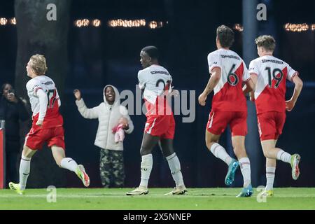 Utrecht, Paesi Bassi. 10 maggio 2024. UTRECHT, 10-05-2024, Zoudenbalch, Keuken Kampioen Divisie, calcio olandese, stagione 2023/2024, durante la partita Jong Utrecht - Dordrecht, il giocatore di Jong FC Utrecht Emil Rohd Schlichtingsegna e festeggia 1-1 crediti: Pro Shots/Alamy Live News Foto Stock