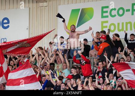 Doncaster, Regno Unito. 10 maggio 2024. Tifosi del Doncaster con bandiere durante la partita di andata e ritorno in semifinale contro il Crewe Alexandra FC contro la scommessa sul cielo di EFL League Two all'Eco-Power Stadium, Doncaster, Inghilterra, Regno Unito il 10 maggio 2024 Credit: Every Second Media/Alamy Live News Foto Stock