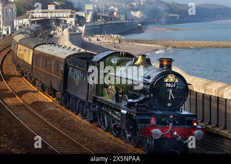 La magnifica locomotiva a vapore Clun Castle (GWR 4073, 7029), raffigurata a Dawlish, Devon, durante il tragitto da Bristol a Plymouth. Il treno sta puntando a br Foto Stock