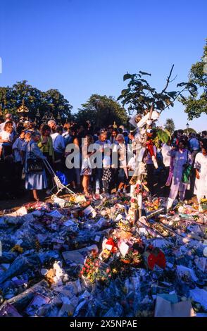 Fiori e lutto fuori Kensington Palace nei giorni successivi alla morte della Principessa Diana, Kensington Palace, Kensington Gardens, Londra, Regno Unito. Data approssimativa: 3 settembre 1997 Foto Stock