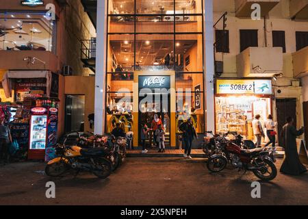 Un affollato ristorante McDonald's nella città turistica di Luxor, Egitto Foto Stock