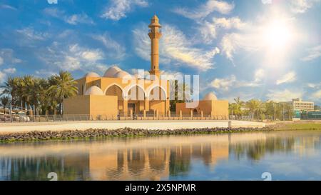 Vista della moschea in una splendida spiaggia pubblica di Gedda, Arabia Saudita Foto Stock