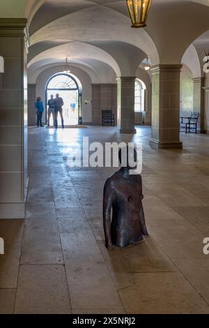 Parte della figura 100 Time Horizon di Antony Gormley a Houghton Hall. Questa statua al piano terra forma un riferimento per gli altri intorno al terreno. 2004. Foto Stock