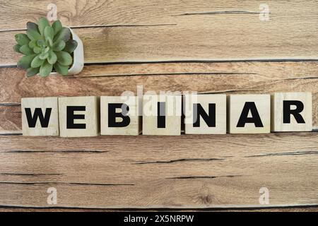 Concetto dei cubi di legno con la parola webinar su sfondo di legno. Foto Stock