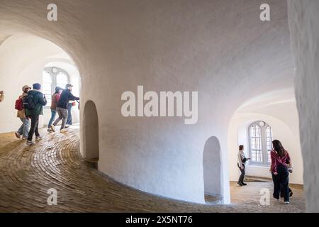 Copenaghen, Danimarca - 6 aprile 2024: L'interno della Torre Rotonda. Foto Stock