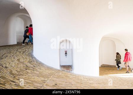 Copenaghen, Danimarca - 6 aprile 2024: L'interno della Torre Rotonda. Foto Stock