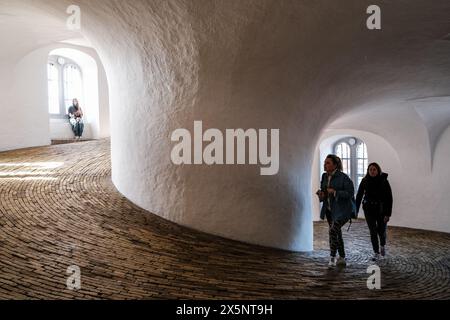 Copenaghen, Danimarca - 6 aprile 2024: L'interno della Torre Rotonda. Foto Stock