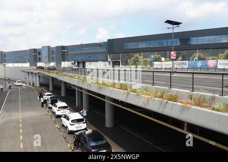 Belgrado, Serbia 09.17.2023 Aeroporto Internazionale Nikola Tesla di Surcin. Nuovi edifici aeroportuali. Aumento del traffico passeggeri in aereo. Auto, Foto Stock