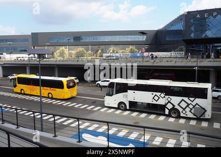 Belgrado, Serbia 09.17.2023 Aeroporto Internazionale Nikola Tesla di Surcin. Nuovi edifici aeroportuali. Aumento del traffico passeggeri in aereo. Auto, Foto Stock