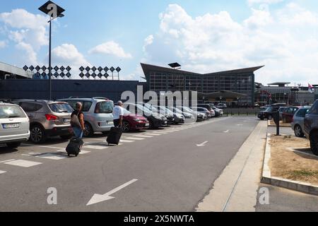 Belgrado, Serbia 09.17.2023 Aeroporto Internazionale Nikola Tesla di Surcin. Nuovi edifici aeroportuali. Aumento del traffico passeggeri in aereo. Auto, Foto Stock