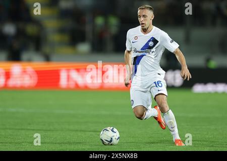 Il centrocampista italiano Davide Frattesi controlla il pallone durante la partita di serie A tra Frosinone calcio e Inter allo stadio Benito stirpe di Frosinone, Italia, il 10 maggio 2024. Foto Stock