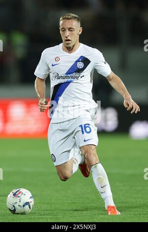 Il centrocampista italiano Davide Frattesi controlla il pallone durante la partita di serie A tra Frosinone calcio e Inter allo stadio Benito stirpe di Frosinone, Italia, il 10 maggio 2024. Foto Stock