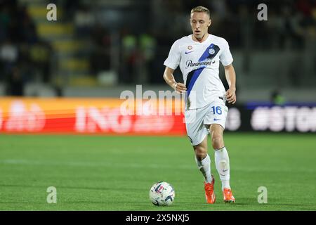 Il centrocampista italiano Davide Frattesi controlla il pallone durante la partita di serie A tra Frosinone calcio e Inter allo stadio Benito stirpe di Frosinone, Italia, il 10 maggio 2024. Foto Stock