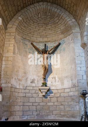 Gares, Spagna - 30 marzo 2024: Chiesa di Crucifijo, Puente la Reina, Navarra, Spagna. Cristo Crocifisso Foto Stock