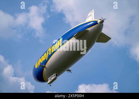 Der Zeppelin NT, neu auf dem Flughafen Essen/Mülheim stationiert, unternimmt Rundflüge über das Rhein-Ruhrgebiet, Mülheim an der Ruhr, NRW, Deutschland, Zeppelin NT *** lo Zeppelin NT, di recente stanza presso l'aeroporto di Essen Mülheim, effettua voli turistici sulla regione Reno-Ruhr, Mülheim an der Ruhr, NRW, Germania, Zeppelin NT Foto Stock