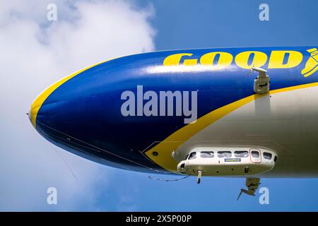 Der Zeppelin NT, neu auf dem Flughafen Essen/Mülheim stationiert, unternimmt Rundflüge über das Rhein-Ruhrgebiet, Mülheim an der Ruhr, NRW, Deutschland, Zeppelin NT *** lo Zeppelin NT, di recente stanza presso l'aeroporto di Essen Mülheim, effettua voli turistici sulla regione Reno-Ruhr, Mülheim an der Ruhr, NRW, Germania, Zeppelin NT Foto Stock