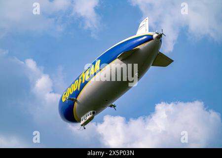 Der Zeppelin NT, neu auf dem Flughafen Essen/Mülheim stationiert, unternimmt Rundflüge über das Rhein-Ruhrgebiet, Mülheim an der Ruhr, NRW, Deutschland, Zeppelin NT *** lo Zeppelin NT, di recente stanza presso l'aeroporto di Essen Mülheim, effettua voli turistici sulla regione Reno-Ruhr, Mülheim an der Ruhr, NRW, Germania, Zeppelin NT Foto Stock