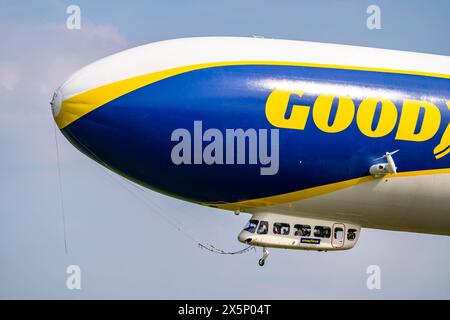 Der Zeppelin NT, neu auf dem Flughafen Essen/Mülheim stationiert, unternimmt Rundflüge über das Rhein-Ruhrgebiet, Mülheim an der Ruhr, NRW, Deutschland, Zeppelin NT *** lo Zeppelin NT, di recente stanza presso l'aeroporto di Essen Mülheim, effettua voli turistici sulla regione Reno-Ruhr, Mülheim an der Ruhr, NRW, Germania, Zeppelin NT Foto Stock