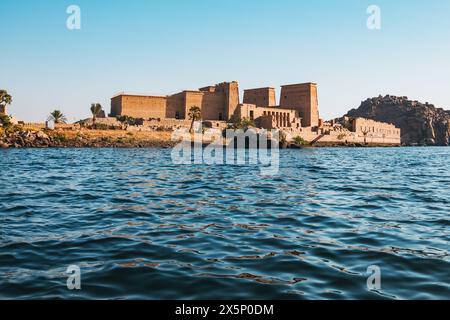 Una vista dell'antico Tempio di file, situato su un'isola nel fiume Nilo in Egitto. Il tempio è un sito patrimonio dell'umanità dell'UNESCO Foto Stock