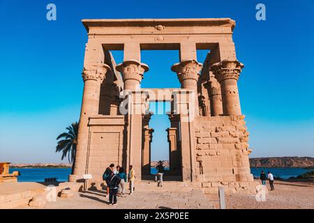 Turisti che esplorano il complesso del Tempio di file nel fiume Nilo, Assuan, Egitto Foto Stock