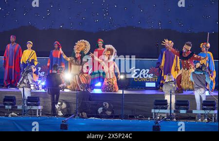 Amburgo, Germania. 10 maggio 2024. Gli attori musicali di "il Re Leone" della Disney si esibiscono su un palcoscenico di spettacolo galleggiante nel porto sull'Elba durante il 835° compleanno del porto di Amburgo. Crediti: Georg Wendt/dpa/Alamy Live News Foto Stock