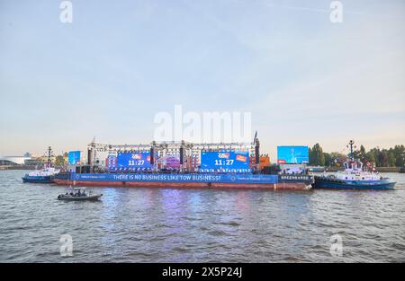 Amburgo, Germania. 10 maggio 2024. Uno spettacolo galleggiante viene messo in posizione da due rimorchiatori davanti ai moli durante il 835° compleanno del porto di Amburgo. Crediti: Georg Wendt/dpa/Alamy Live News Foto Stock