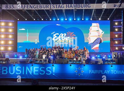 Amburgo, Germania. 10 maggio 2024. Artisti, cantanti e presentatori si esibiscono insieme per una foto di gruppo su un palco di spettacolo galleggiante nel porto sull'Elba durante il 835° compleanno del porto di Amburgo. Crediti: Georg Wendt/dpa/Alamy Live News Foto Stock