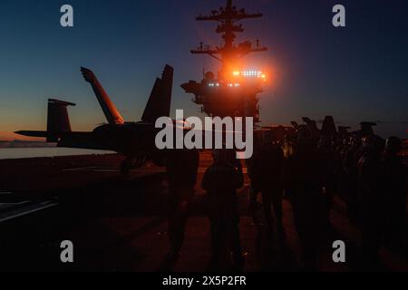 In mare. 30 aprile 2024. I marinai statunitensi conducono operazioni di volo sulla piattaforma di volo a bordo della portaerei classe Nimitz USS Theodore Roosevelt (CVN 71), nelle vicinanze dell'isola di Natuna-Besar, aprile 30. Le forze USINDOPACOM eseguono operazioni all'interno e intorno a passaggi marittimi critici e vie commerciali per scoraggiare le minacce che creano instabilità regionale e intaccano il libero flusso di merci, persone e idee. (Immagine di credito: © Andrew Benvie/U.S. Navy/ZUMA Press Wire) SOLO PER USO EDITORIALE! Non per USO commerciale! Foto Stock