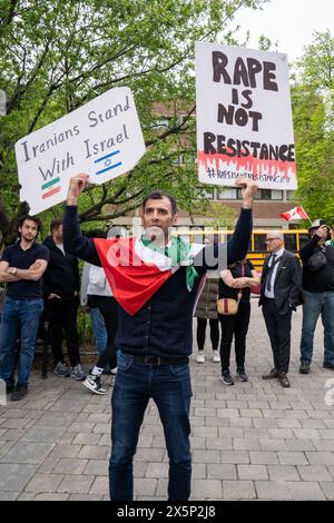 L'attivista iraniano pro-Israele tiene dei cartelli durante la manifestazione contro l'odio. Gli studenti ebrei dei campus universitari in Nord America e in Europa hanno espresso preoccupazione per l'esistenza dell'antisemitismo da parte di gruppi studenteschi filo-palestinesi. Questi gruppi spesso mostrano sentimenti anti-israeliani e anti-sionisti attraverso cartelli e retorica, talvolta anche sostenendo la distruzione dello Stato di Israele. Tali azioni contribuiscono a un ambiente in cui gli studenti ebrei si sentono presi di mira ed emarginati, ignorando i loro legittimi legami storici con la loro patria. Foto Stock