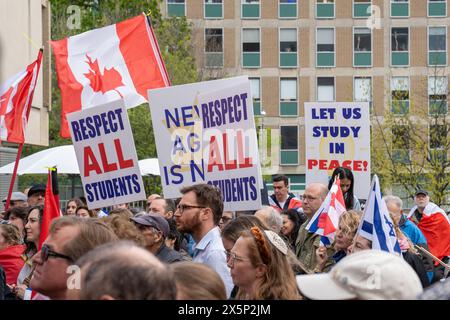 Gli studenti ebrei, i sostenitori e la facoltà U of T hanno dei cartelli che esprimono la loro opinione durante la manifestazione contro l'odio. Gli studenti ebrei dei campus universitari in Nord America e in Europa hanno espresso preoccupazione per l'esistenza dell'antisemitismo da parte di gruppi studenteschi filo-palestinesi. Questi gruppi spesso mostrano sentimenti anti-israeliani e anti-sionisti attraverso cartelli e retorica, talvolta anche sostenendo la distruzione dello Stato di Israele. Tali azioni contribuiscono a un ambiente in cui gli studenti ebrei si sentono presi di mira ed emarginati, ignorando i loro legittimi legami storici con la loro casa Foto Stock