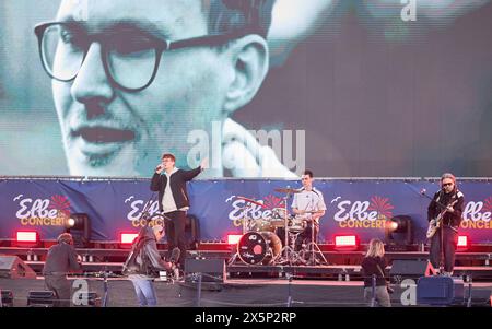 Amburgo, Germania. 10 maggio 2024. Lukas Linder (l), cantante e musicisti si esibiscono su un palcoscenico galleggiante nel porto sull'Elba durante il 835° compleanno del porto di Amburgo. Crediti: Georg Wendt/dpa/Alamy Live News Foto Stock