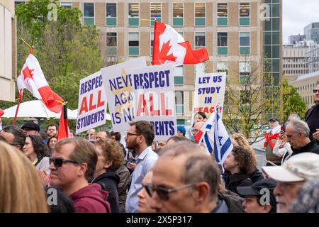 Gli studenti ebrei, i sostenitori e la facoltà U of T hanno dei cartelli che esprimono la loro opinione durante la manifestazione contro l'odio. Gli studenti ebrei dei campus universitari in Nord America e in Europa hanno espresso preoccupazione per l'esistenza dell'antisemitismo da parte di gruppi studenteschi filo-palestinesi. Questi gruppi spesso mostrano sentimenti anti-israeliani e anti-sionisti attraverso cartelli e retorica, talvolta anche sostenendo la distruzione dello Stato di Israele. Tali azioni contribuiscono a un ambiente in cui gli studenti ebrei si sentono presi di mira ed emarginati, ignorando i loro legittimi legami storici con la loro casa Foto Stock