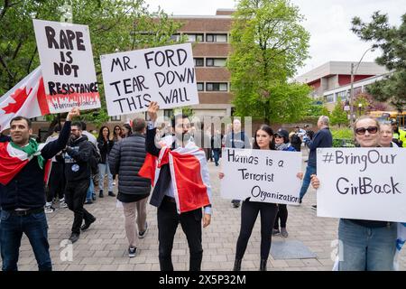 Gli attivisti iraniani pro-israeliani tengono cartelli che esprimono la loro opinione durante la manifestazione contro l'odio. Gli studenti ebrei dei campus universitari in Nord America e in Europa hanno espresso preoccupazione per l'esistenza dell'antisemitismo da parte di gruppi studenteschi filo-palestinesi. Questi gruppi spesso mostrano sentimenti anti-israeliani e anti-sionisti attraverso cartelli e retorica, talvolta anche sostenendo la distruzione dello Stato di Israele. Tali azioni contribuiscono a un ambiente in cui gli studenti ebrei si sentono presi di mira ed emarginati, ignorando i loro legittimi legami storici con la loro patria. (Foto di SH Foto Stock