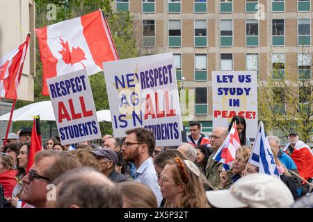 5 maggio 2024, Toronto, Ontario, Canada: Studenti ebrei, i sostenitori e la facoltà della U of T hanno dei cartelli che esprimono la loro opinione durante la manifestazione contro l'odio. Gli studenti ebrei dei campus universitari in Nord America e in Europa hanno espresso preoccupazione per l'esistenza dell'antisemitismo da parte di gruppi studenteschi filo-palestinesi. Questi gruppi spesso mostrano sentimenti anti-israeliani e anti-sionisti attraverso cartelli e retorica, talvolta anche sostenendo la distruzione dello Stato di Israele. Tali azioni contribuiscono a un ambiente in cui gli studenti ebrei si sentono presi di mira ed emarginati, ignorando la loro l Foto Stock