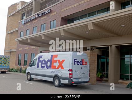 Il camion FedEx è parcheggiato all'ingresso del Minnesota Oncology, un'affiliata della Mayo Clinic. Woodbury, Minnesota, Stati Uniti Foto Stock