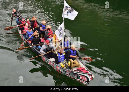 Juneau, Alaska, Stati Uniti. 5 maggio 2024. Comandante della regione della Marina nord-occidentale, Mark Sucato (seduto davanti a destra) si unisce ai nativi dell'Alaska alla tradizionale canoa tribale della One People Canoe Society e alla cerimonia di benvenuto per dare il via all'annuale Juneau Maritime Festival. I marinai assegnati al cacciatorpediniere missilistico guidato classe Arleigh Burke William P. Lawrence (DDG 110) e alla Navy Band Northwest stanno prendendo parte ad una visita portuale programmata nella capitale dell'Alaska. (Immagine di credito: © Gretchen Albrecht/U.S. Navy/ZUMA Press Wire) SOLO PER USO EDITORIALE! Non per USO commerciale! Foto Stock