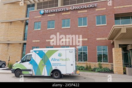 Alina Health Emergency Medical Services ambulanza parcheggiata di fronte al Minnesota Oncology Building un affiliato della Mayo Clinic. Woodbury, Minnesota, Stati Uniti Foto Stock