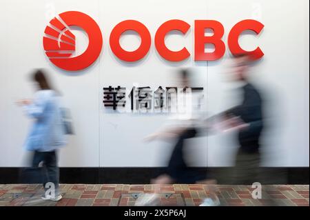 Hong Kong, Cina. 3 maggio 2024. I pedoni passano davanti alla multinazionale di servizi bancari e finanziari di Singapore, Oversea-Chinese Banking Corporation Limited (OCBC), a Hong Kong. (Credit Image: © Sebastian ng/SOPA Images via ZUMA Press Wire) SOLO PER USO EDITORIALE! Non per USO commerciale! Foto Stock