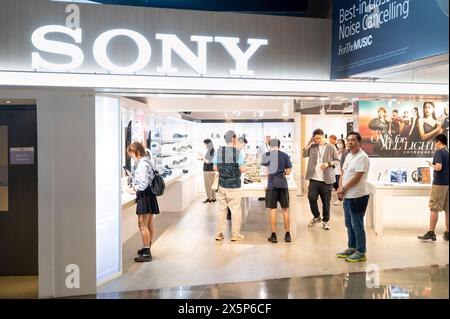 Hong Kong, Cina. 8 maggio 2024. I clienti vengono visti presso il conglomerato tecnologico giapponese Sony Store di Hong Kong. (Foto di Sebastian ng/SOPA Images/Sipa USA) credito: SIPA USA/Alamy Live News Foto Stock