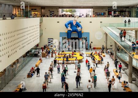 Gente del posto in Una lezione di Yoga all'interno del Centro Cultural la Moneda, Santiago, Cile. Foto Stock