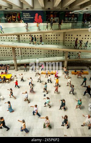 Gente del posto in Una lezione di Yoga all'interno del Centro Cultural la Moneda, Santiago, Cile. Foto Stock