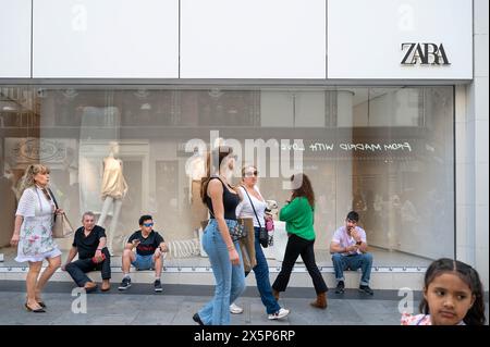 Le persone sono viste fuori dalla multinazionale spagnola di abbigliamento design al dettaglio da Inditex, Zara, negozio in Spagna. Foto Stock