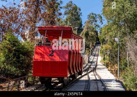 I turisti prendono la funicolare fino alla cima di Cerro San Cristobal, Santiago, Cile, Foto Stock