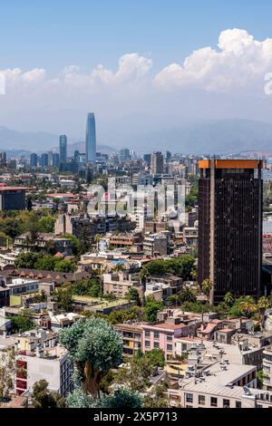 Una veduta della città di Santiago presa dal Cerro Santa Lucia, Cile, Sud America. Foto Stock