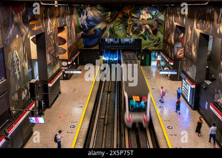 Murales colorati alla stazione della metropolitana Universidad De Chile, Santiago, Cile. Foto Stock