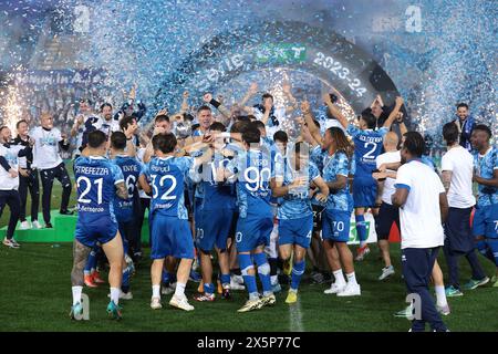Como, Italia. 10 maggio 2024. Como 1907 festeggia la promozione in serie A con il trofeo di seconda classificata di serie BKT dopo la partita di serie B allo Stadio Giuseppe Sinigaglia, Como. Il credito per immagini dovrebbe essere: Jonathan Moscrop/Sportimage Credit: Sportimage Ltd/Alamy Live News Foto Stock